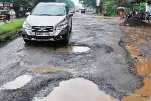 दादा को चोट लगने के बाद स्कूली छात्र ने सड़क के गड्ढे भरने की ठानी 