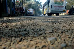 Kanpur की सड़कों के गड्ढे भरने का दावा फेल, टूटी सड़कों में बिना हेलमेट के फर्राटा भर रहे लोग