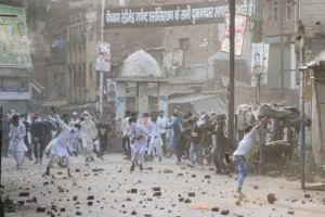 Kanpur Violence : नई सड़क हिंसा के 20 फरार आरोपियों की होगी कुर्की, कमिश्नरेट पुलिस कर सकती इनाम की घोषणा 