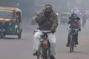 Kanpur Weather Today: कोहरे और शीतलहर से दिन में सिकुड़े लोग, हाड़कंपाऊ ठंड ने लोगों को घर में रहने को किया मजबूर