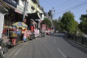 नैनीताल: बर्फ गिरे तो रौनक लौटे  