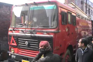 कर्नाटक: बिना पानी के ही पहुंची दमकल गाड़ी दुकान में लगी आग बुझाने