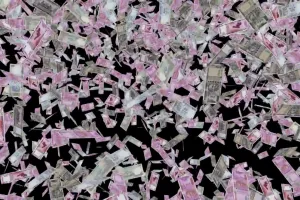 शख्स ने फ्लाईओवर से उड़ाए नोट, पकड़ने के लिए लगी लोगों की भीड़, Video देख हर कोई हैरान 