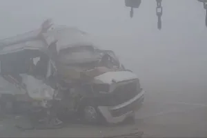 मथुरा: कंटेनर से टकराई विदेशियों की मिनी बस, आठ घायल