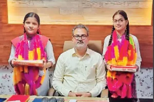 पंजाब: बोर्ड परीक्षा की मेधा सूची में आने वाली छात्राओं को प्रधानाचार्य ने कराई मुफ्त हवाई यात्रा 