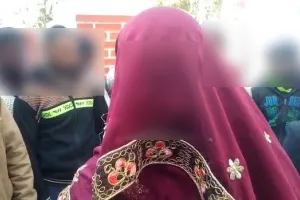 पीलीभीत: जबरन महिला को थाने ले गए दरोगा-सिपाही और बोल-बोलकर झूठी रिपोर्ट लिखाई!, देखें Video