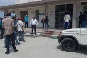 हल्द्वानी: कमिश्नर ने आरटीओ कार्यालय का किया औचक निरीक्षण, गायब मिले एआरटीओ, रेस्टोरेंट में मिलीं शराब की बोतलें 