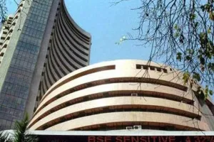 शुरुआती कारोबार में सेंसेक्स 273 अंक गिरा, निफ्टी भी कमजोर, रुपया 13 पैसे टूटा