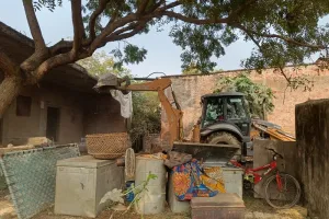 सुलतानपुर : तालाब की भूमि पर बने निर्माण पर चला बुलडोजर 