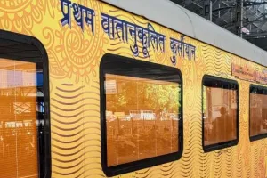 Kanpur Dehat: इंजन में तकनीकी खामी से सवा तीन घंटे खड़ी रही Tejas Express, अप लाइन पर रोकी गई गोमती एक्सप्रेस