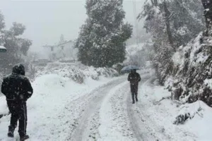 उत्तराखंड के ऊंचाई वाले इलाकों में हिमपात, मैदान में बारिश शुरू 