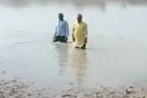 लखनऊ: सपा नेता दारा सिंह यादव जल समाधि लेने पहुंचे, खराब सड़कों की समस्या से हैं परेशान, देखें VIDEO