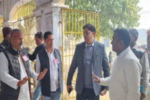 अयोध्या: खंड स्नातक निर्वाचन के लिए मतदान जारी, डीएम - एसएसपी ले रहे केन्द्रों का जायजा 