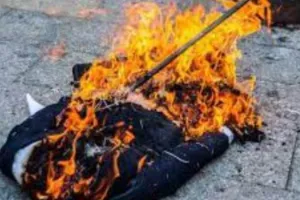 काशीपुरः धर्मयात्रा महासंघ ने स्वामी प्रसाद मौर्य का पुतला फूंका