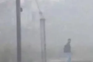 Winter In UP: कोहरे की चादर में लिपटा Kanpur, विजिबिलिटी शून्य हाेने से वाहनों की थमी रफ्तार, ठंड से ठिठुरे लोग