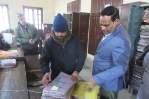 शाहजहांपुर: पत्रावलियां ठीक न मिलने पर भड़के डीएम, प्रशासनिक अधिकारी सहित लिपिकों की लापरवाही