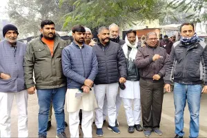 बरेली : छुट्टा पशुओं के आतंक से परेशान किसान, कांग्रेसियों ने उठाई समाधान की मांग