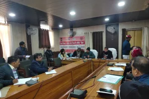 जौनपुर:  कार्यालय में प्रशासक अपना नाम और मोबाइल नंबर लिखवाए- जिलाधिकारी