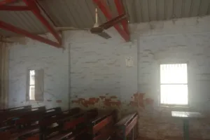 अयोध्या: जिन स्कूलों में खिड़की व दरवाजे ही नहीं वहां ठंड से कैसे बचेंगे बच्चे