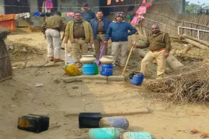 सुल्तानपुर : 35 लीटर अवैध कच्ची शराब बरामद, पुलिस ने 700 किग्रा लहन कराया नष्ट 