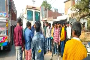 गोंडा: बाइक सवार युवक को ट्रक ने मारी ठोकर, टैंकर ने रौंदा