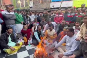 मथुरा: केंद्र और प्रदेश सरकार की बुद्धि शुद्धि के लिए किया हवन