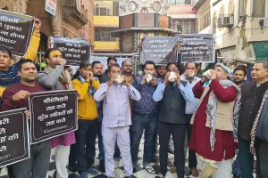 मथुरा: आंदोलनकारियों ने शंख बजाकर अनोखे तरीके से किया कॉरिडोर का विरोध 