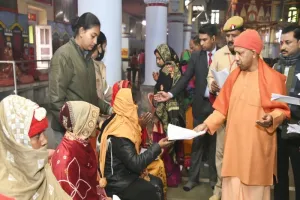 गोरखपुर: CM योगी ने सुनीं 300 लोगों की समस्याएं, कहा- दिव्यांगजनों को मुख्यधारा में लाना हमारी प्राथमिकता