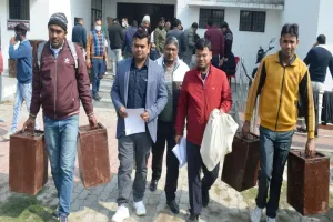 अयोध्या : खंड स्नातक चुनाव कराने को पोलिंग पार्टियां रवाना   