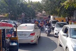 हल्द्वानी: डायवर्जन धराशायी, राहगीरों पर आफत आई