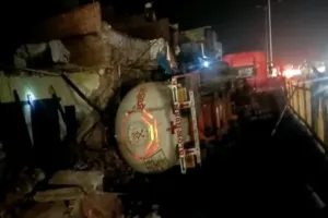 आगरा : नेशनल हाइवे पर गैस टैंकर पलटा,दुकानें कराई गईं बंद