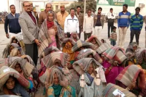 लखनऊ : अब तक सभी जिलों में दो लाख से अधिक कंबल बंट गए