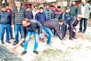 रुद्रपुरः गांधी पार्क में प्रतिमा स्थल की सफाई नहीं होने पर भड़के कांग्रेसी