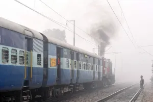 कोहरे का ट्रेनों पर ब्रेक जारी, जानकारी लेकर घर से निकले रेल यात्री