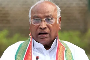 'निर्वाचन आयोग की अखंडता को ‘‘सुनियोजित तरीके से नष्ट’’ किया', खड़गे ने मोदी सरकार पर साधा निशाना