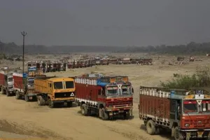 बागेश्वर: पाबंदी के बावजूद सरयू में खनन, प्रशासन बेखबर  