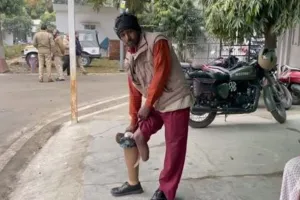 बरेली: फैक्ट्री में हुआ था हादसा, काटना पड़ा पैर, अब बकाया भुगतान के लिए एसएसपी से लगाई न्याय की गुहार 