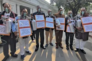 दिल्ली विधानसभा में ऑक्सीजन सिलेंडर लेकर पहुंचे BJP विधायक, सदन की कार्यवाही 10 मिनट के लिए स्थगित