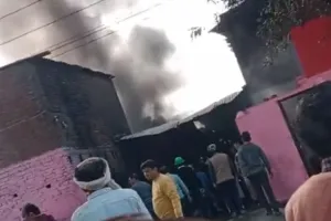 बरेली : परसखेड़ा में पेंट फैक्ट्री में लगी आग, लाखों के नुकसान की संभावना, देखें VIDEO