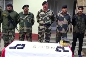 पंजाब: BSF ने अंतरराष्ट्रीय सीमा के पास पाकिस्तानी ड्रोन से गिराए गए चीनी हथियार बरामद किए 