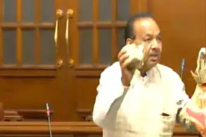 VIDEO : AAP विधायक ने विधानसभा में लहराईं नोटों की गड्डियां, अस्पताल में भर्ती के लिए उगाही का आरोप