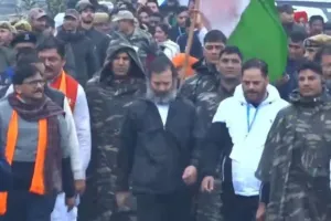 Bharat Jodo Yatra : जम्मू कश्मीर पहुंचते ही राहुल गांधी को लगी सर्दी, पहन ली जैकेट, देखें VIDEO