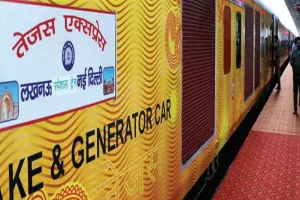 लखनऊ : तेजस एक्सप्रेस के दस घंटे लेट होने पर यात्रियों का फूटा गुस्सा