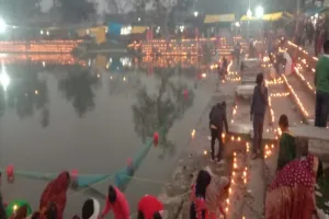 बाराबंकी : हजारों दीपों से जगमगाया अभरण सरोवर 