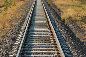 शाहजहांपुर: रेल पटरी पर रखे लोहे के टुकड़े से टकराया इंजन, मचा हड़कंप 