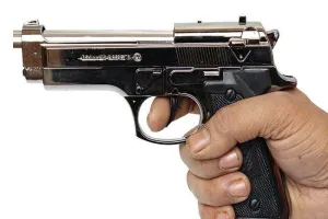 पुलिस अधिकारी बता पिस्टल के दम पर छीने 25 लाख, दोस्त ने सस्ते अमेरिकन डालर देने का दिया लालच