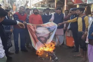 संभल : अभद्र टिप्पणी पर पुरोहितों ने जलाए स्वामी प्रसाद मौर्य के पोस्टर, दी चेतावनी