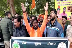 लखनऊ : वीएचपी और बजरंग दल ने किया प्रदर्शन, 2 साल में 9 कार्यकर्ताओं की हो चुकी है हत्या