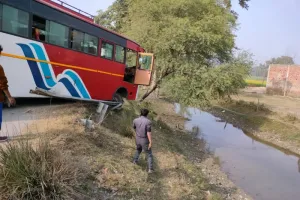 बहराइच : बारातियों से भरी बस रेलिंग से टकराई 