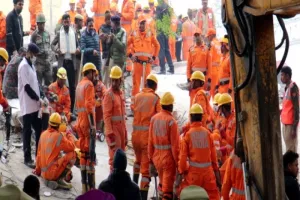 लखनऊ बिल्डिंग हादसा : मलबे में महिला का मिला शव, मरने वालों की संख्या बढ़कर हुई तीन